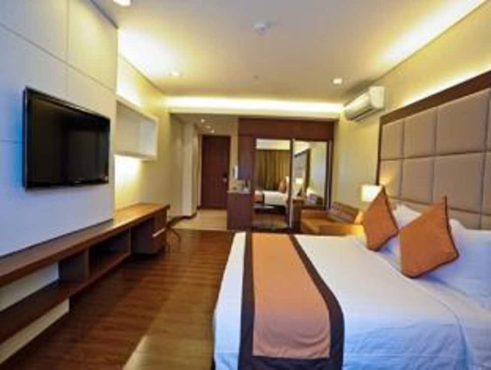 SAN TOMAS SUITES 8/29