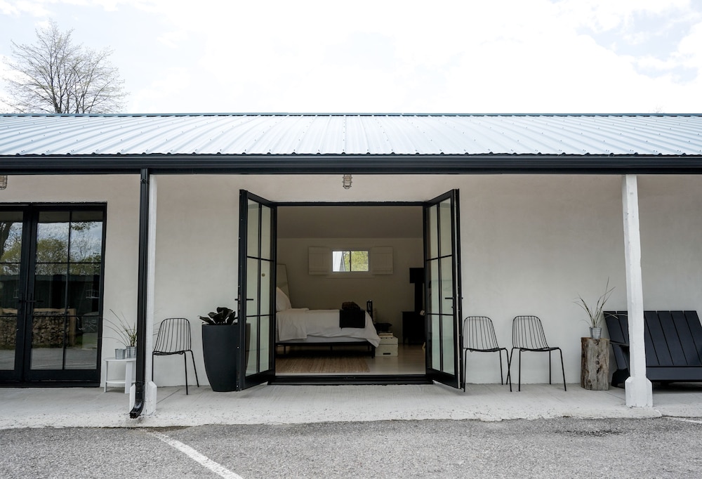 Lakeside Motel 5/50