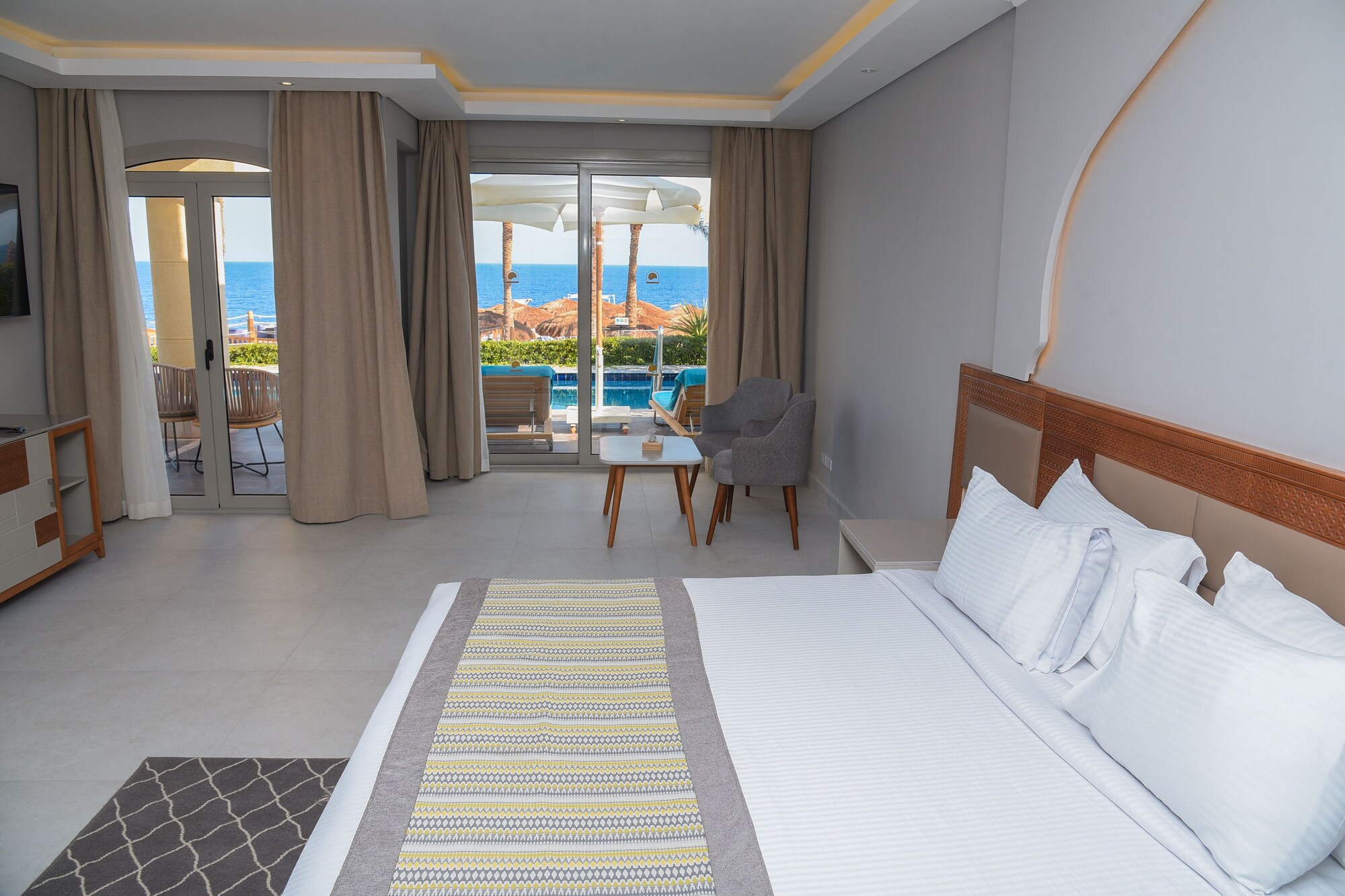 Swim Up, Junior Suite, Queen Bed, Sea View