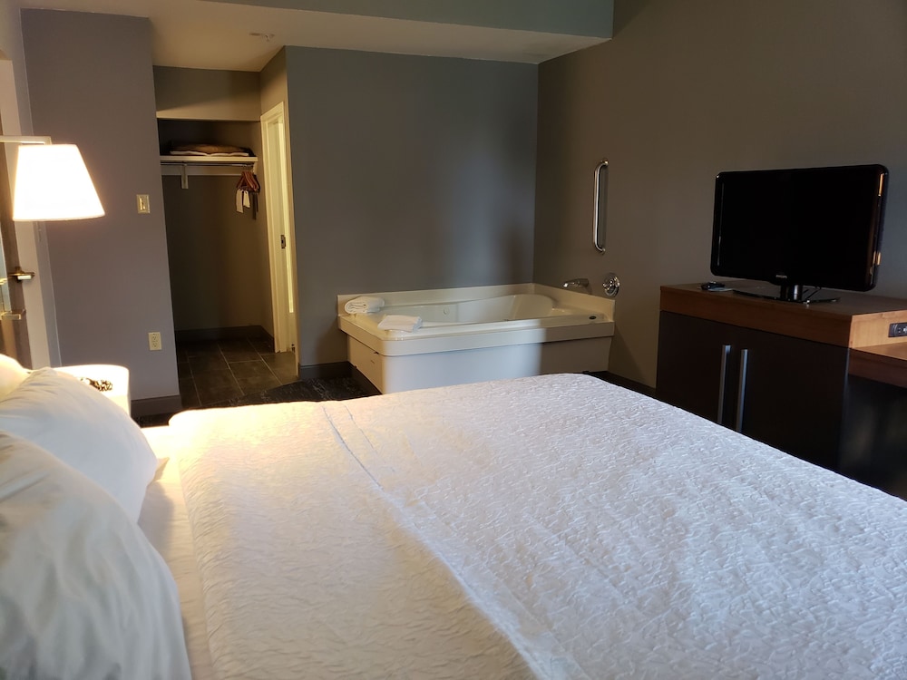 Hampton Inn Suites Newtown 20/57