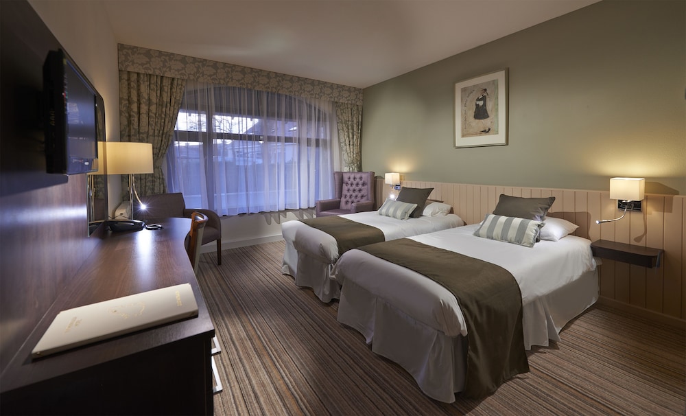 Peninsula Hotel Guernsey 10/37