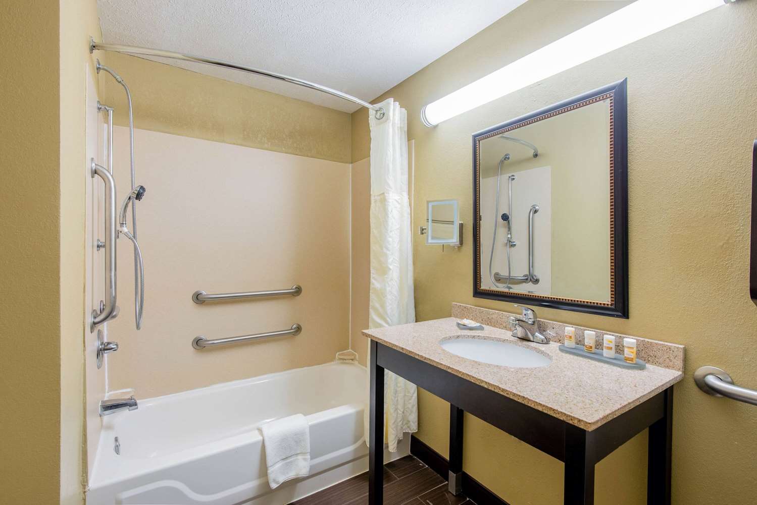 La Quinta Inn and Suites by Wyndham Elkview - Charleston NE 39/40