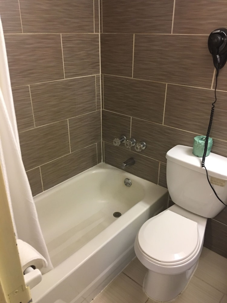 Travelodge By Wyndham Bay Shore Long Island 14/41