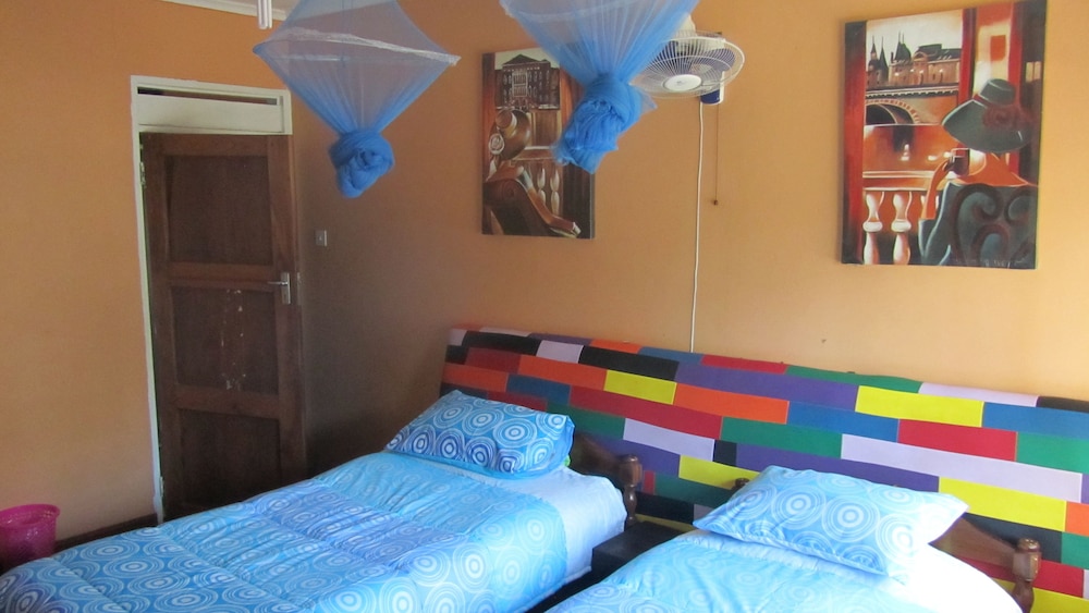 ROOM, TWIN BEDS, SHARED BATHROOM