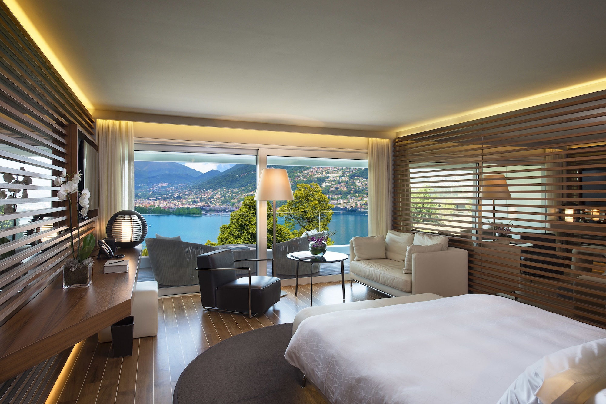 JUNIOR SUITE, QUEEN BED, LAKE VIEW, BALCONY