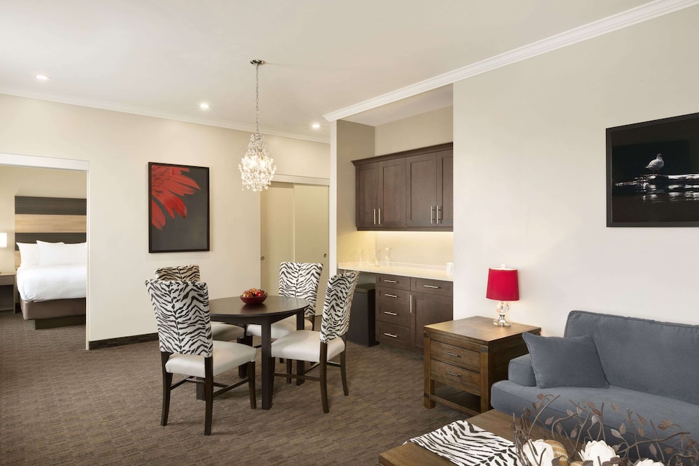 Days Inn & Suites By Wyndham Lindsay 29/43