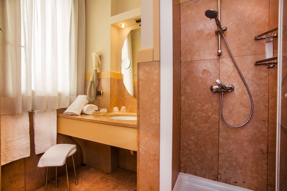 Paradise Hotel and Wellness 47/49