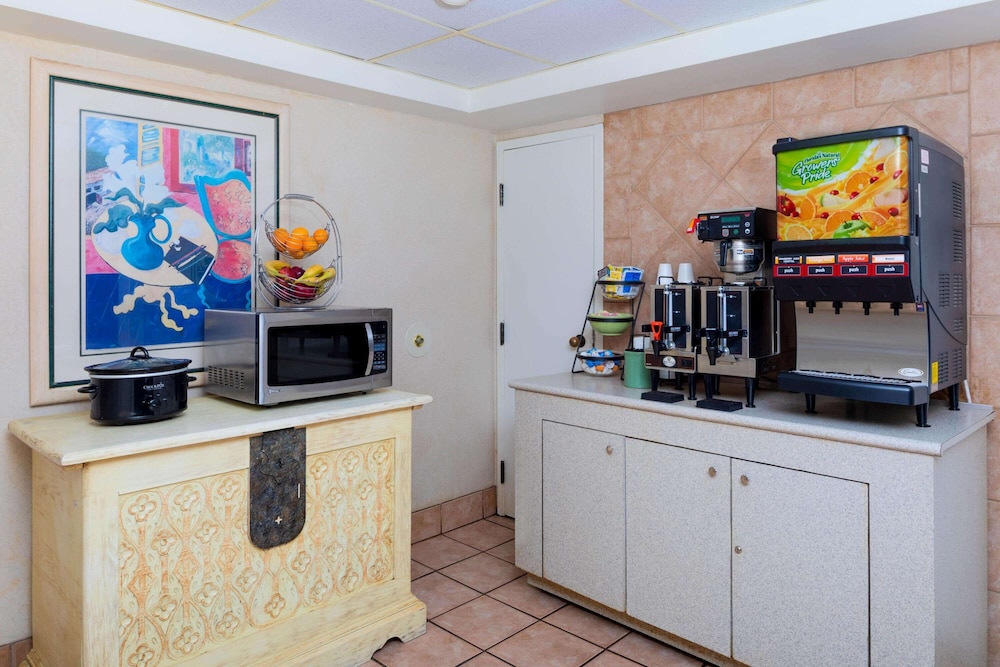 Super 8 by Wyndham Savannah 7/51