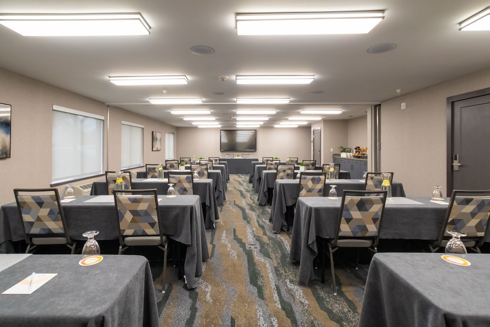 Oxford Suites Portland - Jantzen Beach 47/53