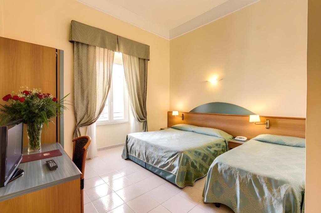غرفة رباعية بسريرين كوين، Hotel Contilia 2/5
