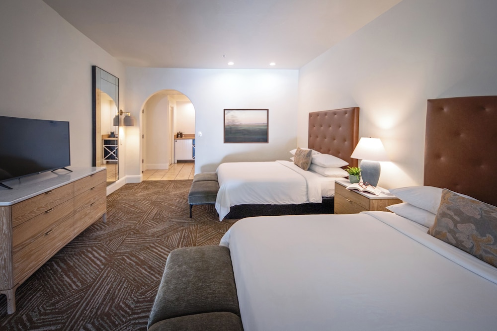 Deluxe, 2 Queen Beds