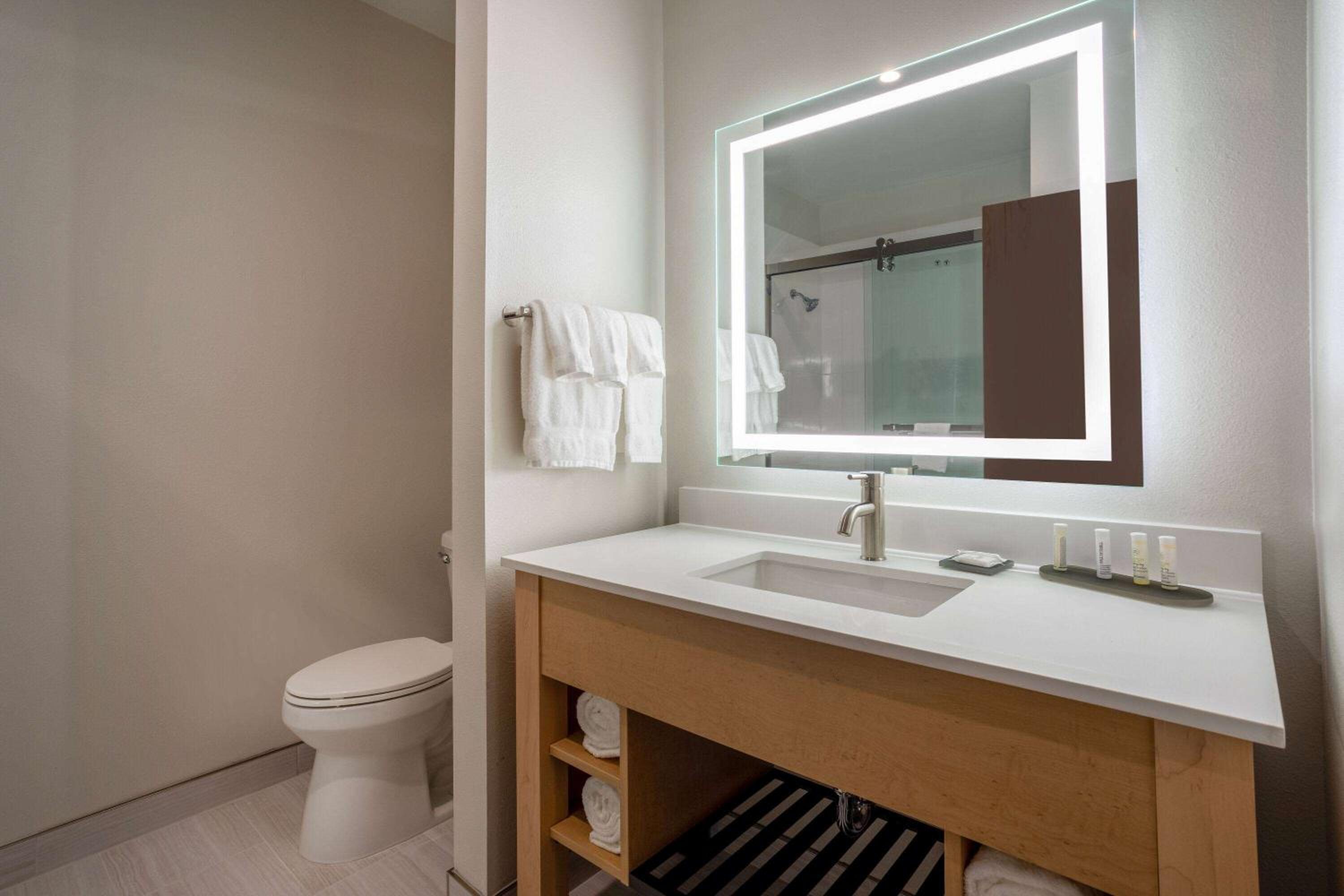 جناح بسرير كينج مع أريكة، La Quinta Inn & Suites by Wyndham Pflugerville 4/4