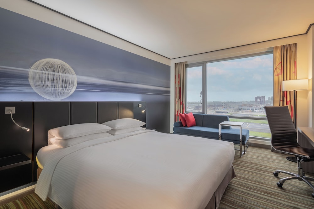 Deluxe, King Bed, Airport View, Club Lounge Access