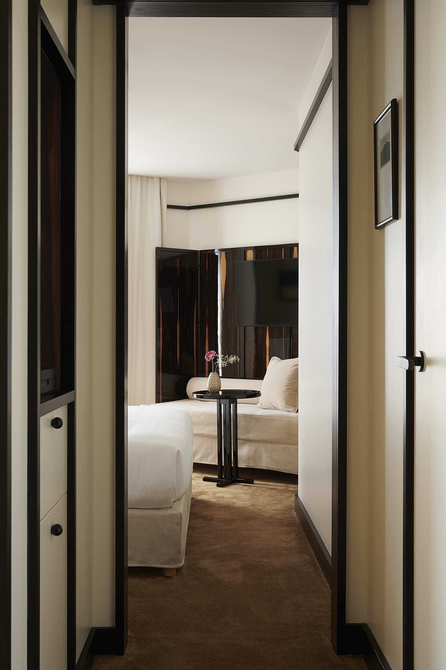 غرفة متصلة بسرير مزدوج
