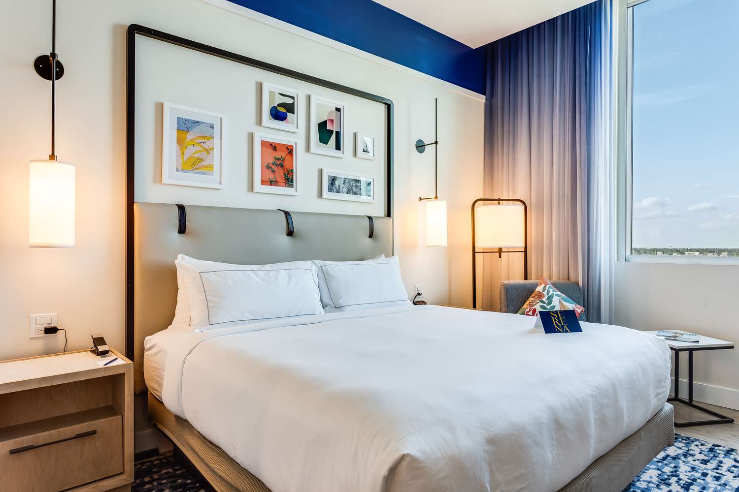 غرفة بسرير كينج، Serena Hotel Aventura Tapestry Collection by Hilton 2/4