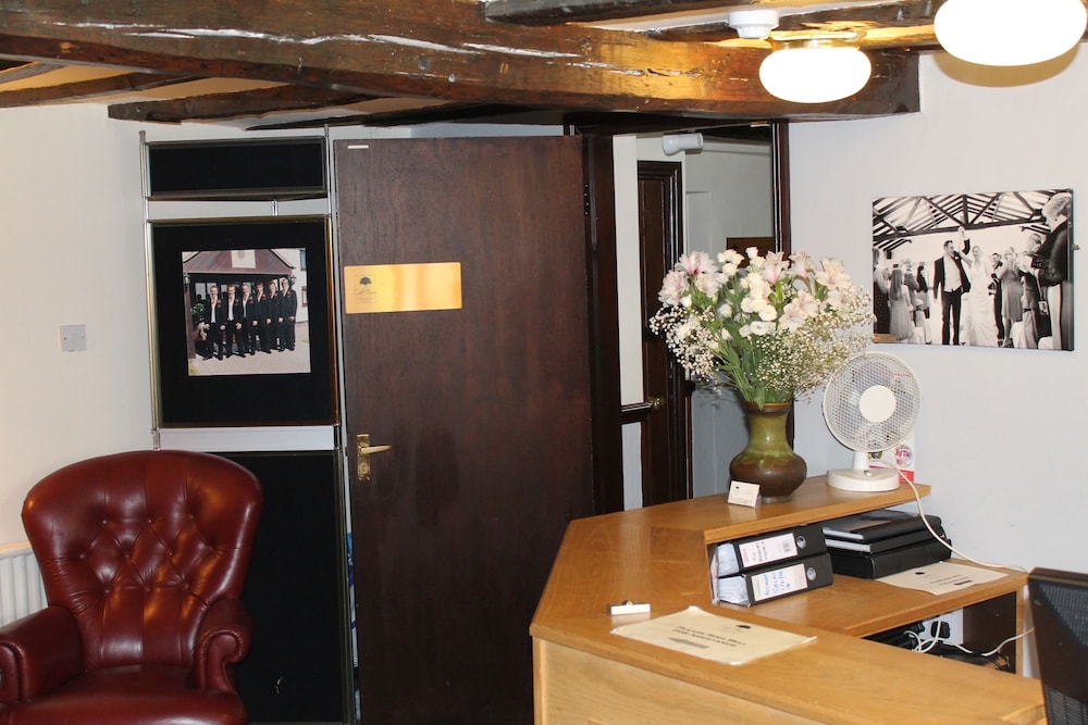 Oak Farm Hotel 8/40