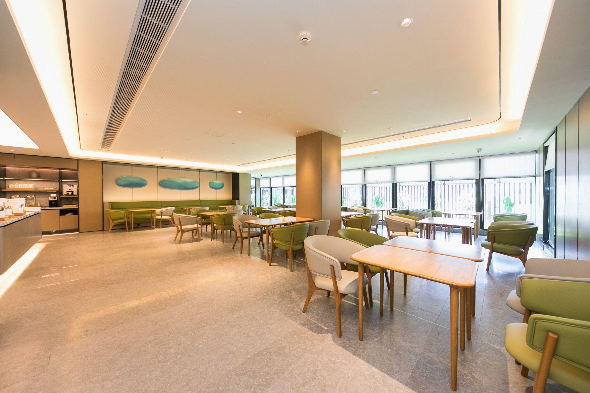 Four Seasons & Rally Hotel 37/47