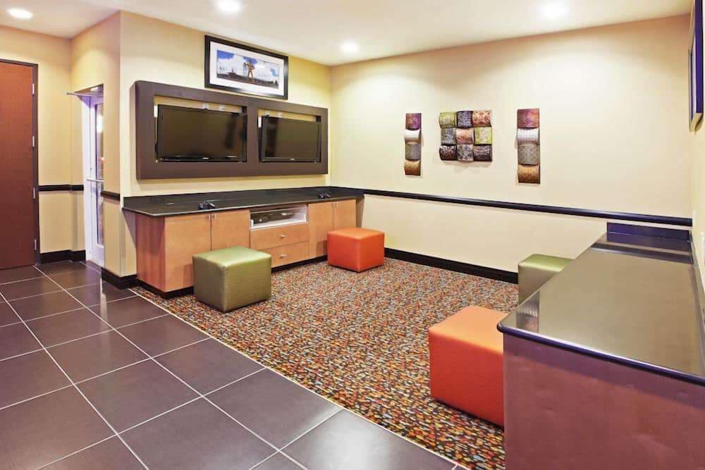 La Quinta Inn & Suites by Wyndham Tulsa - Catoosa Route 66 28/36