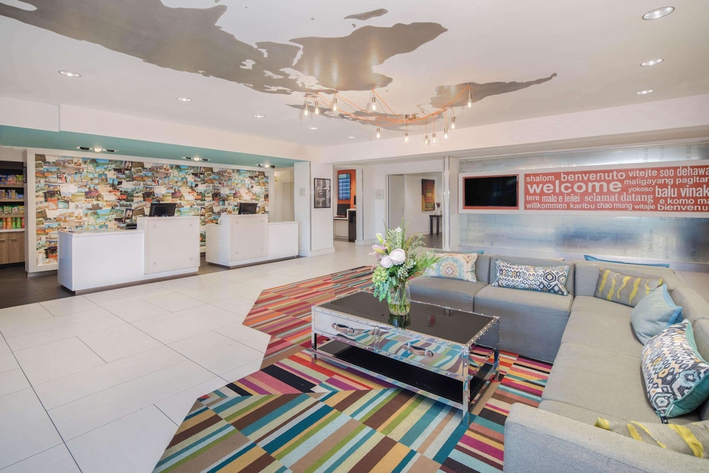La Quinta Inn & Suites by Wyndham Atlanta Airport North 18/60