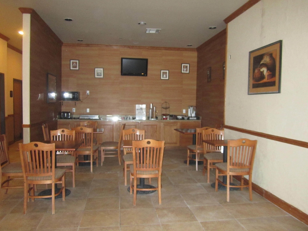 Econo Lodge Inn and Suites Bridgeport 21/29