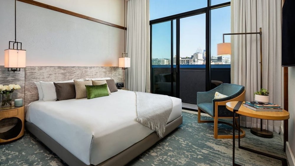 Bronze, King Bed, Balcony, Dream Hollywood Hotel 3/9