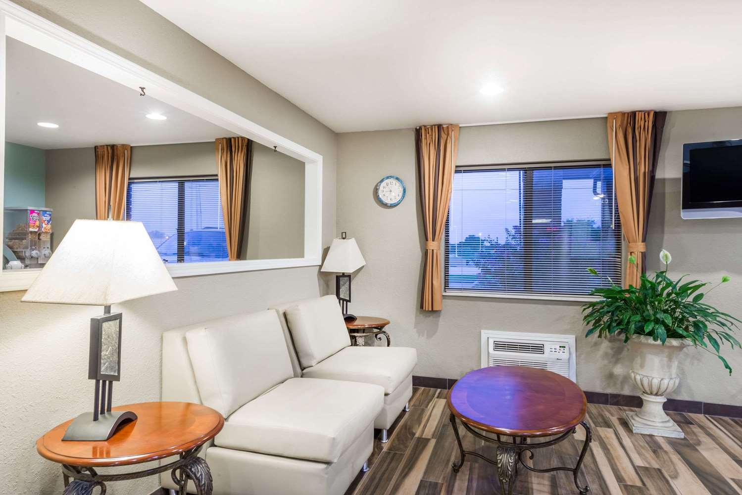 Super 8 By Wyndham Independence 10/23