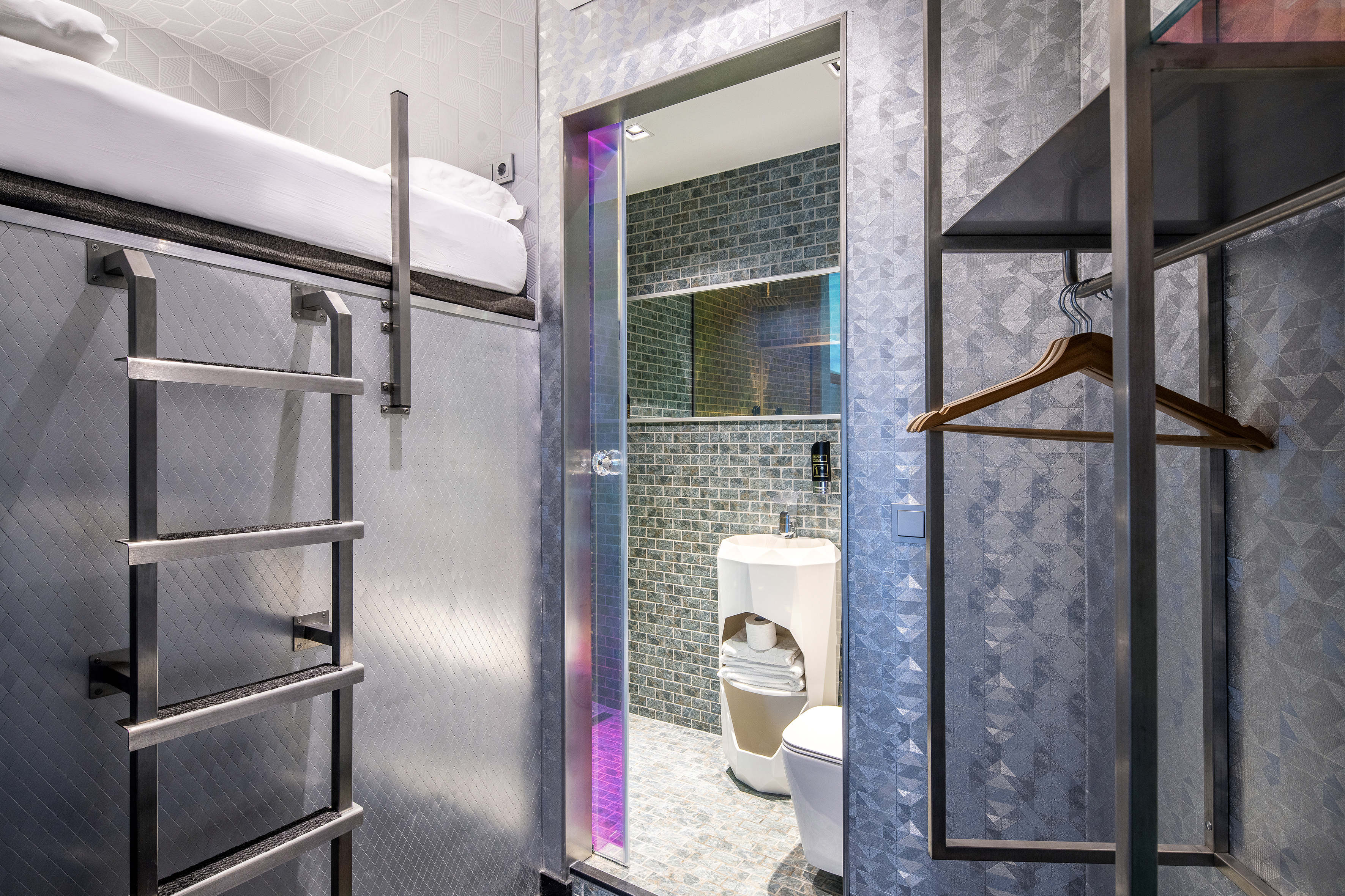 Diamond Capsule Hotel Amsterdam South 30/32