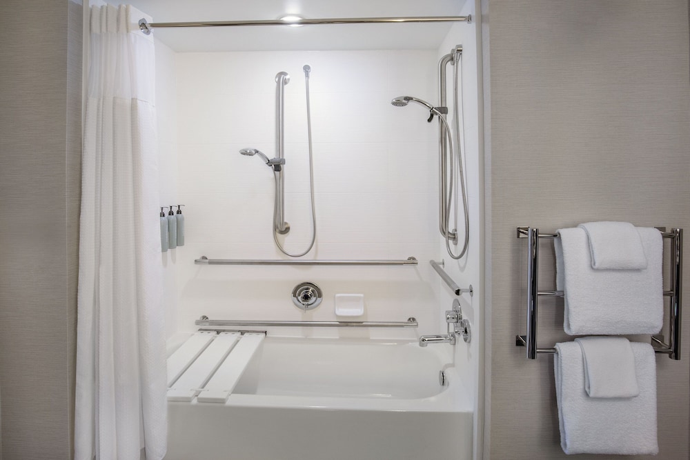 غرفة بسرير كينج مع أريكة، Courtyard by Marriott Boston Billerica Bedford 5/5