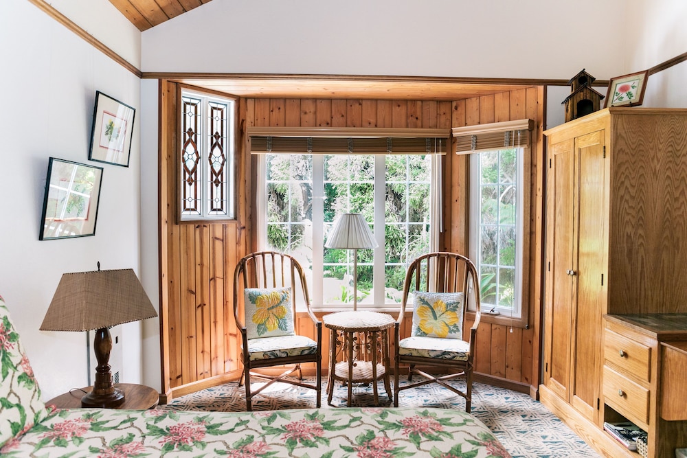 Kilauea Lodge and Restaurant 12/76