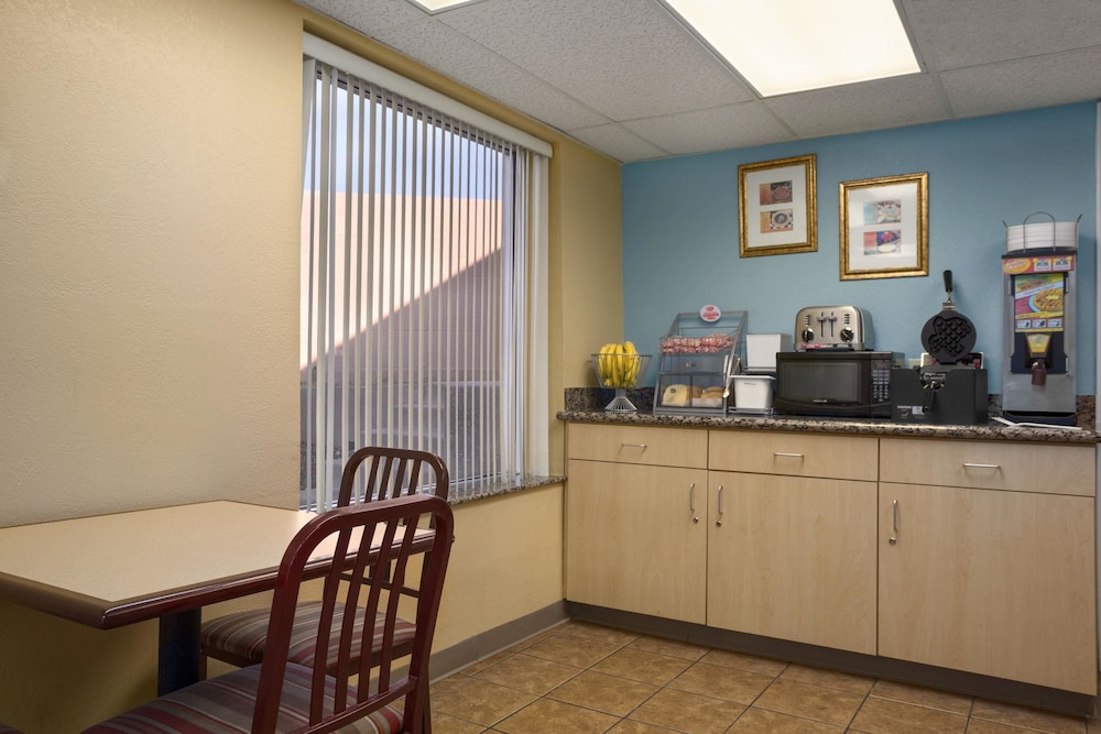 Super 8 By Wyndham Austin Downtown/Capitol Area 6/23