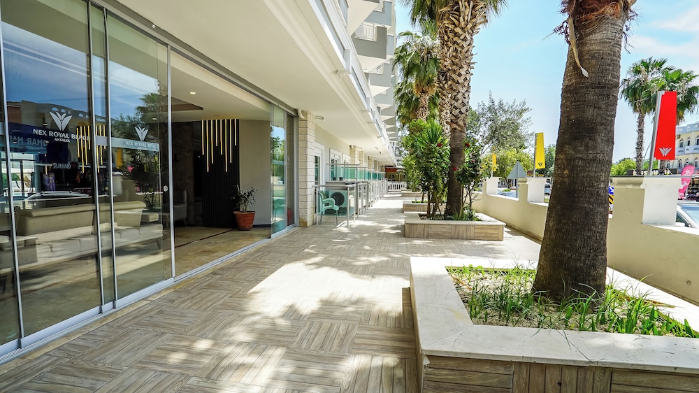 Nex Royal Beach Hotel 33/41