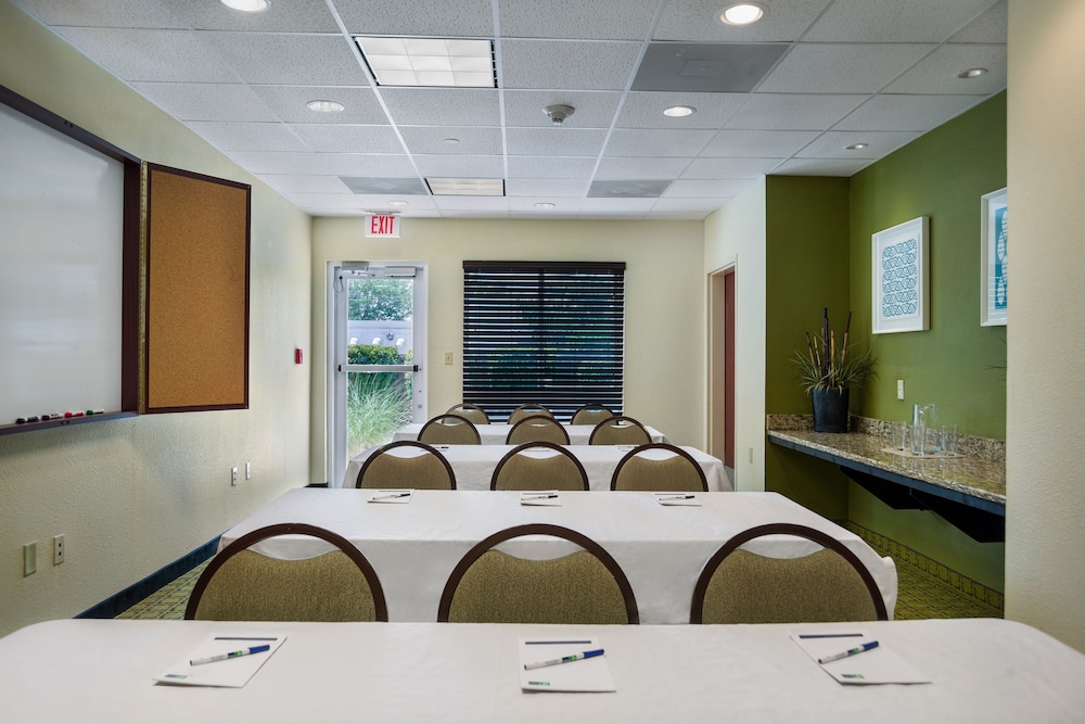 Holiday Inn Express Hotel Suites Savannah Midtown 61/81