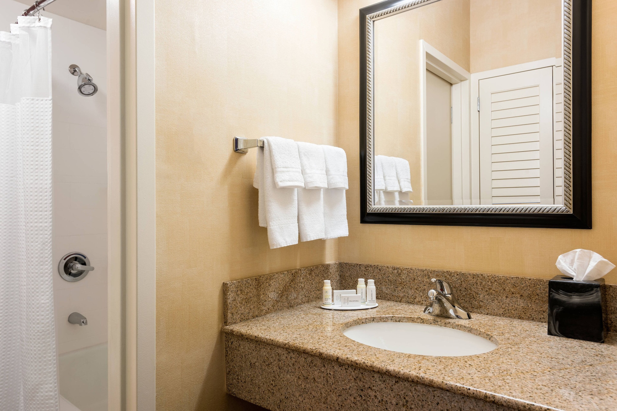 غرفة بسرير كينج مع أريكة، Courtyard by Marriott St Louis Creve Coeur 5/6