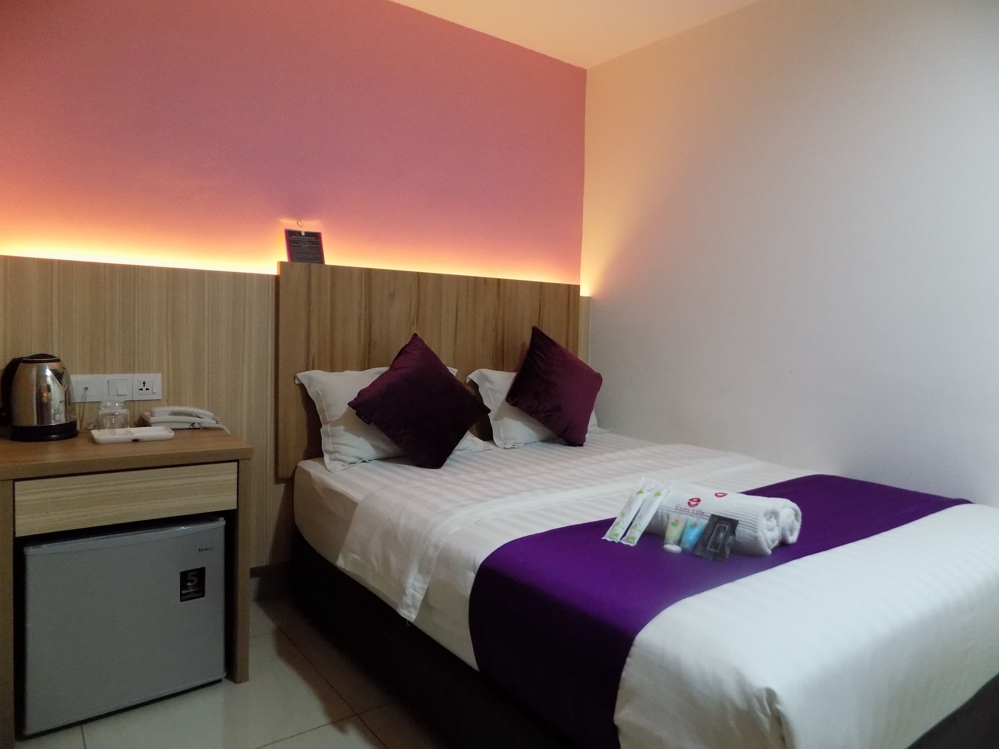 DELUXE, KING BED