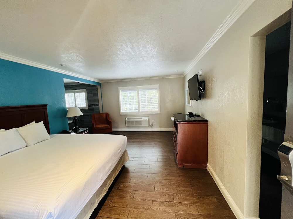 Signature, Suite, King Bed, Jetted Tub