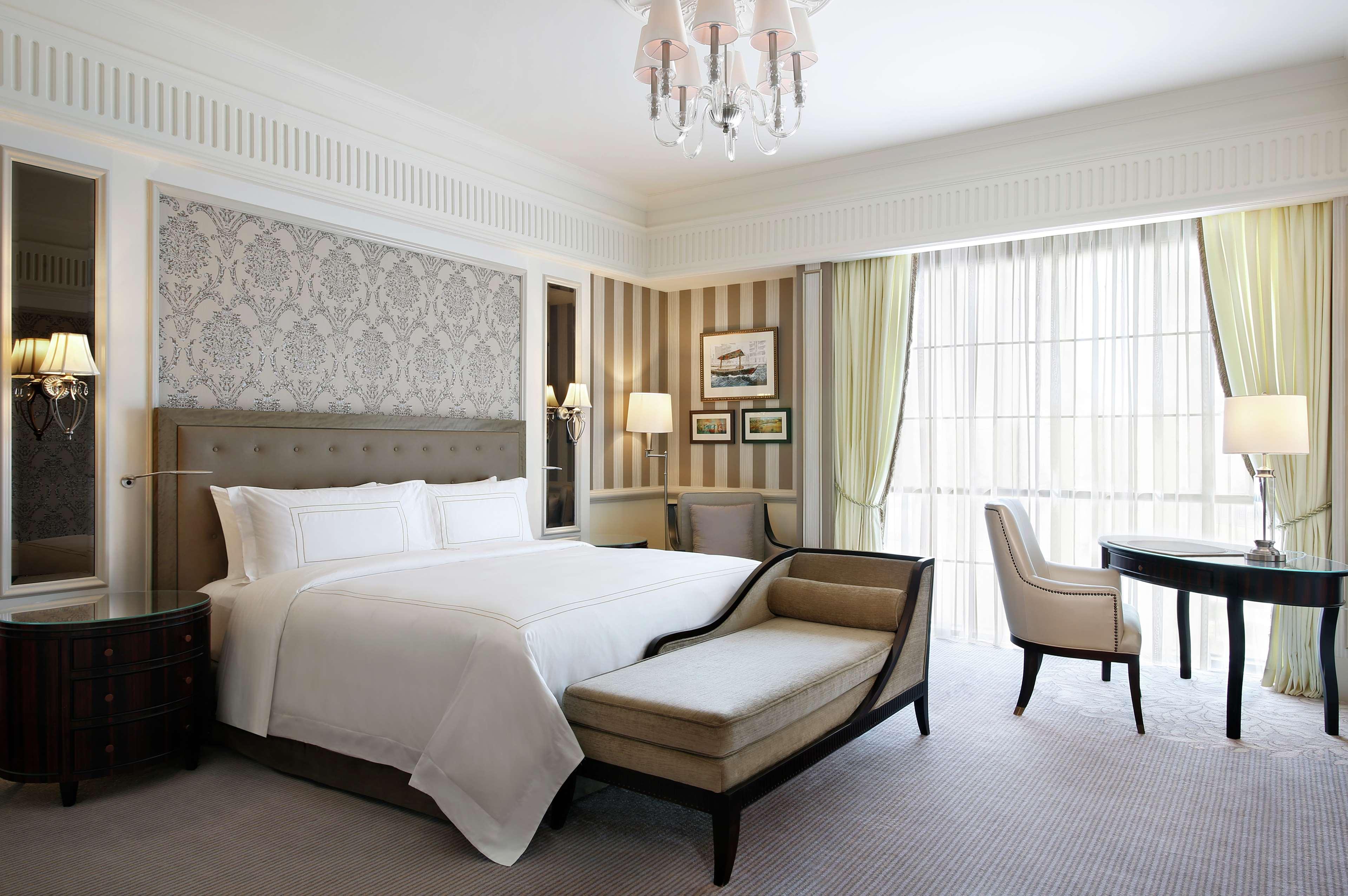 DELUXE, KING BED