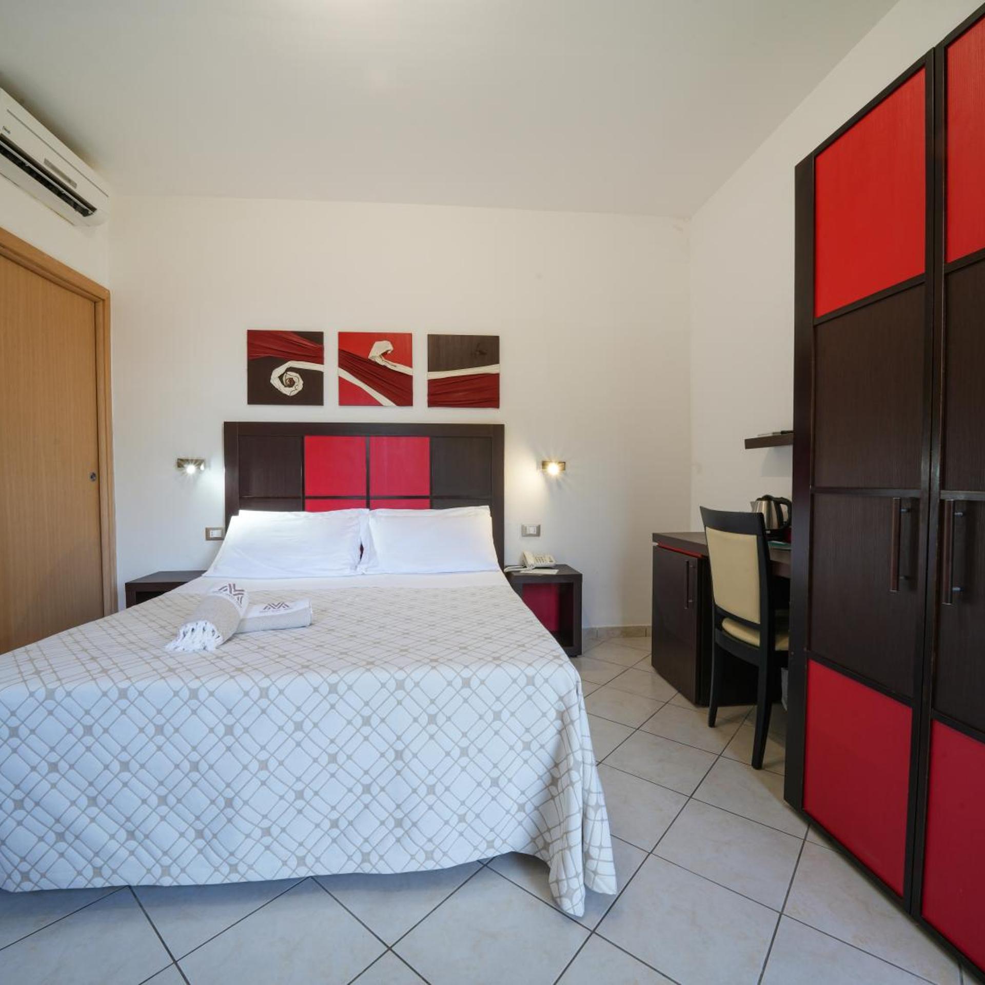 ROOM, DOUBLE OR TWIN BED