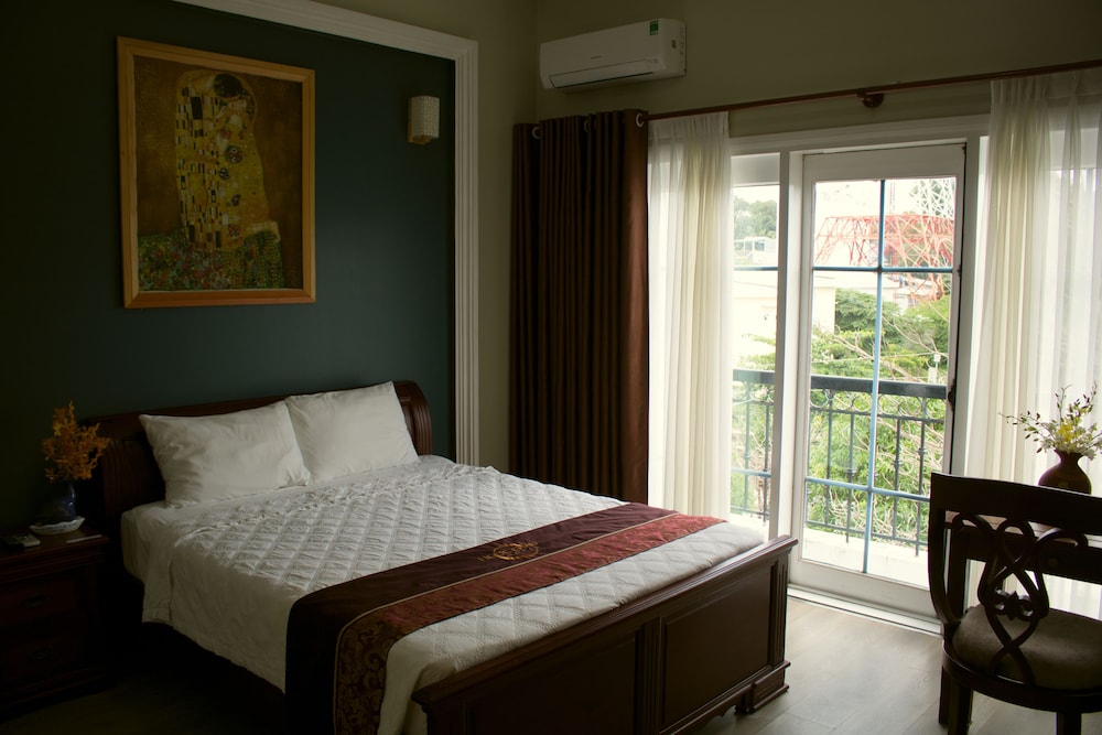 DELUXE, MOUNTAIN VIEW
