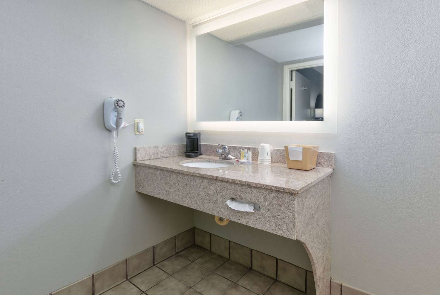 Super 8 by Wyndham Diberville Biloxi Area 25/26