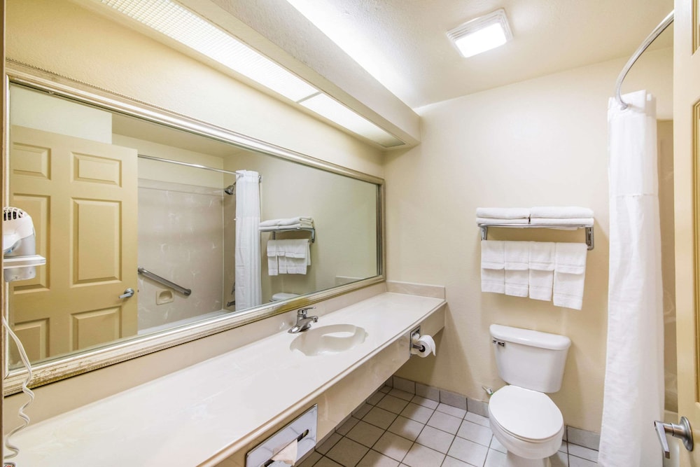 Quality Inn Bastrop, TX 8/42