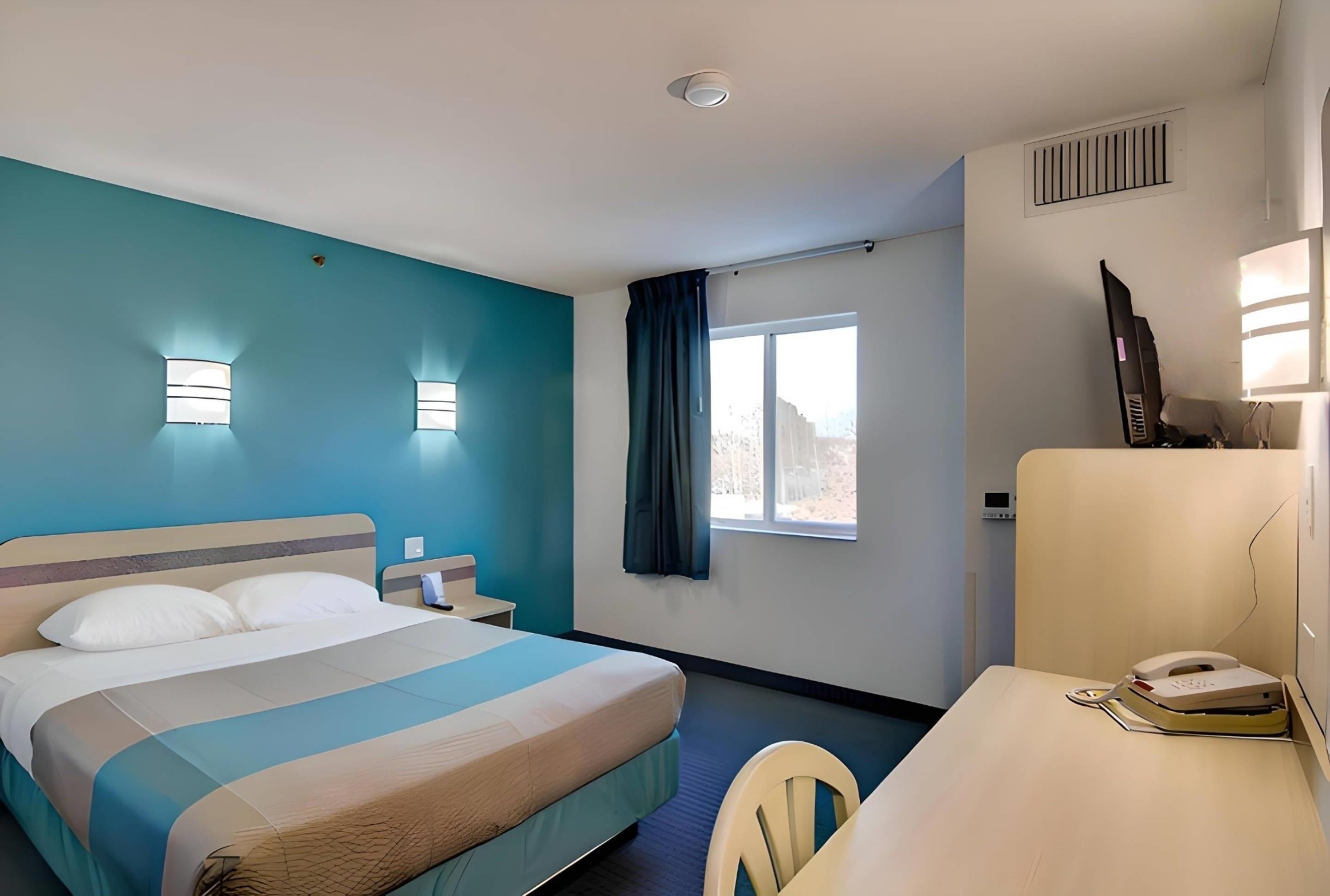 غرفة بسرير كوين، Econo Lodge Menomonie WI 4/5