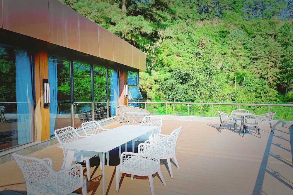 Howard Johnson Lake Serenity Hotel Neijiang 31/46