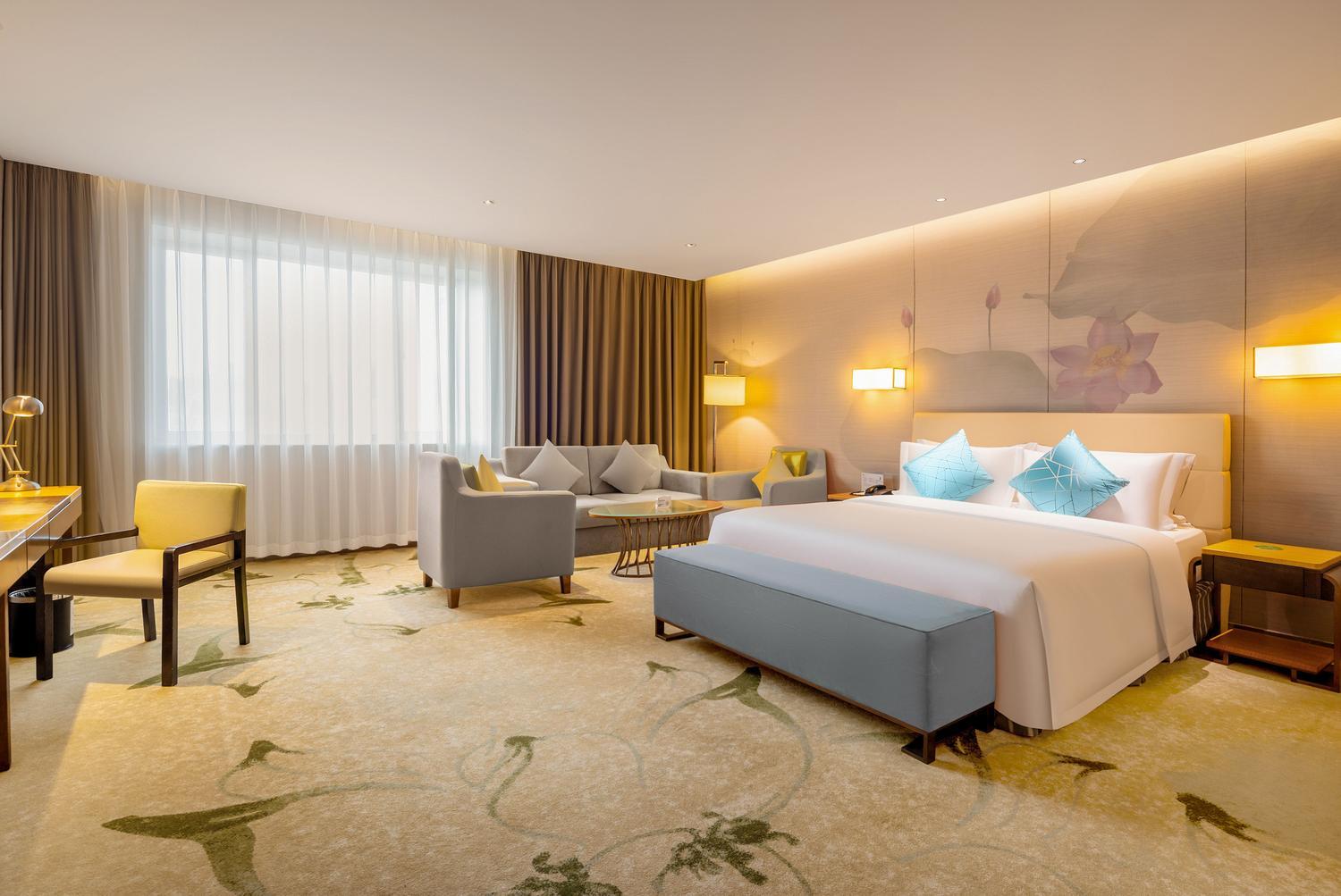 Deluxe, Queen Bed, Garden View