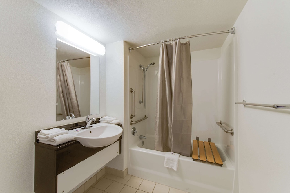 Travelodge by Wyndham Norfolk Airport 42/48