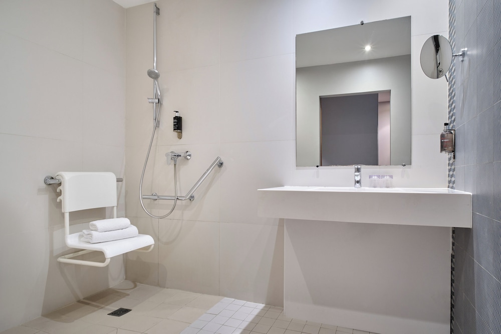 Atrium Suresnes Hotel 60/61
