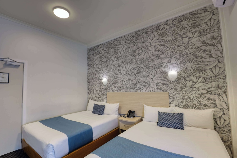 ECONOMY, 2 DOUBLE BEDS