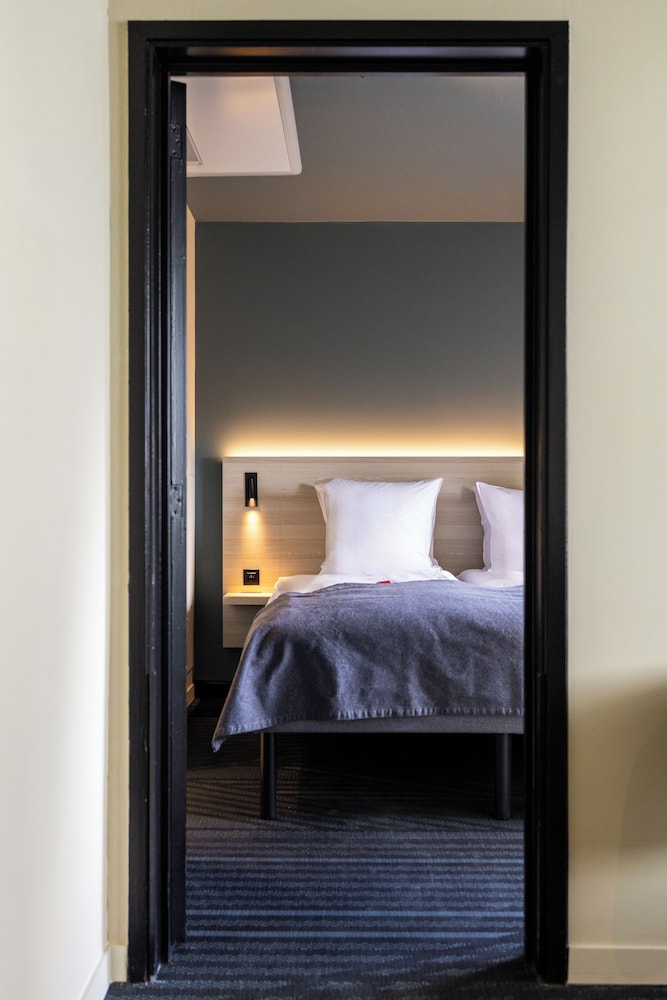 JUNIOR SUITE, QUEEN BED