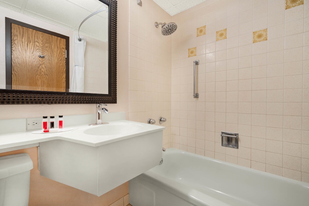 غرفة بسرير كينج، Albert Lea Inn & Suites 5/5