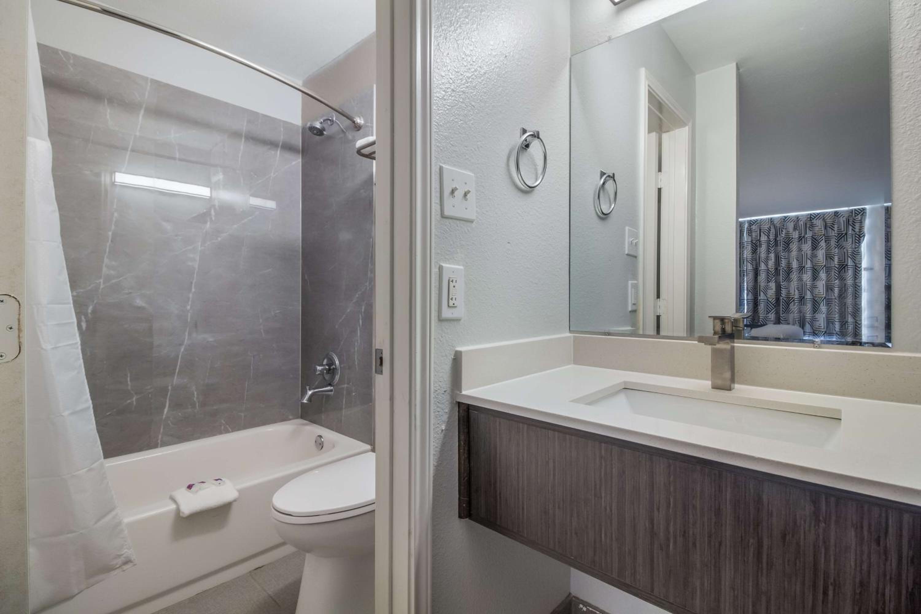 Motel6 Groves, TX 42/44