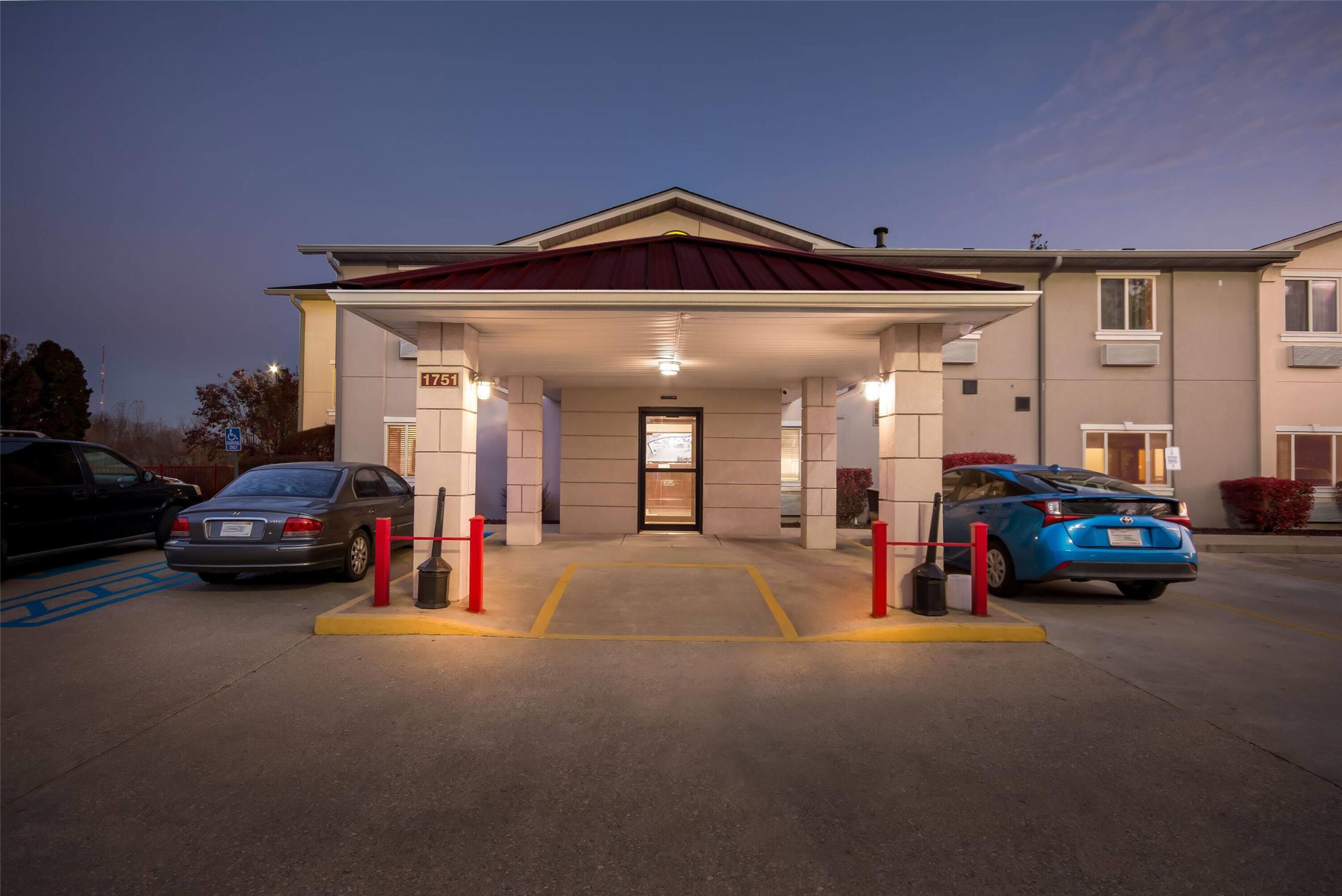 Super 8 by Wyndham Bloomington University Area 39/41